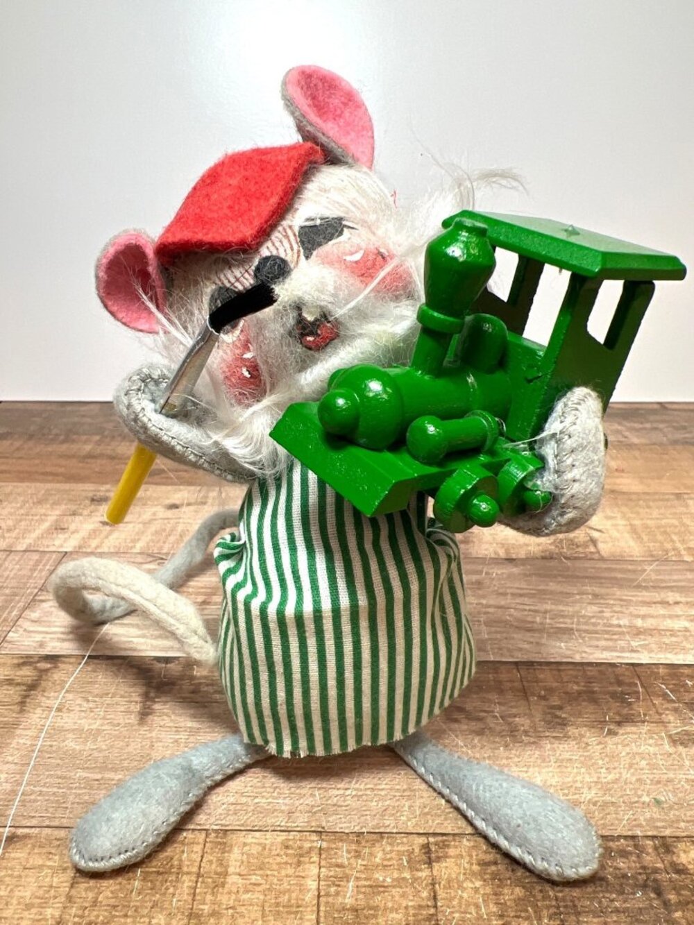 Annalee Mobilitee Christmas Mouse Painter Holding Green Train 1990 Vintage 1750